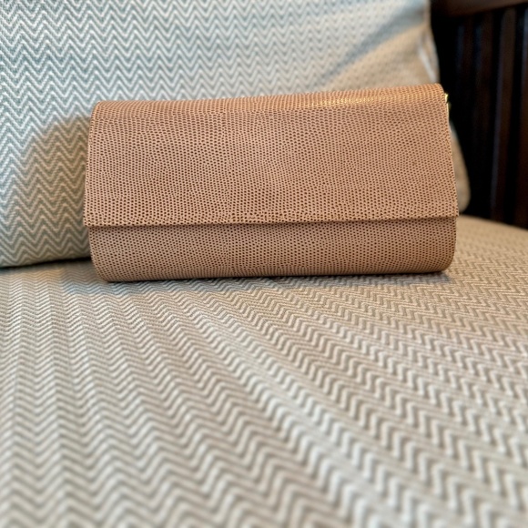 New beige leather clutch purse with gold chain shoulder strap - Picture 1 of 7